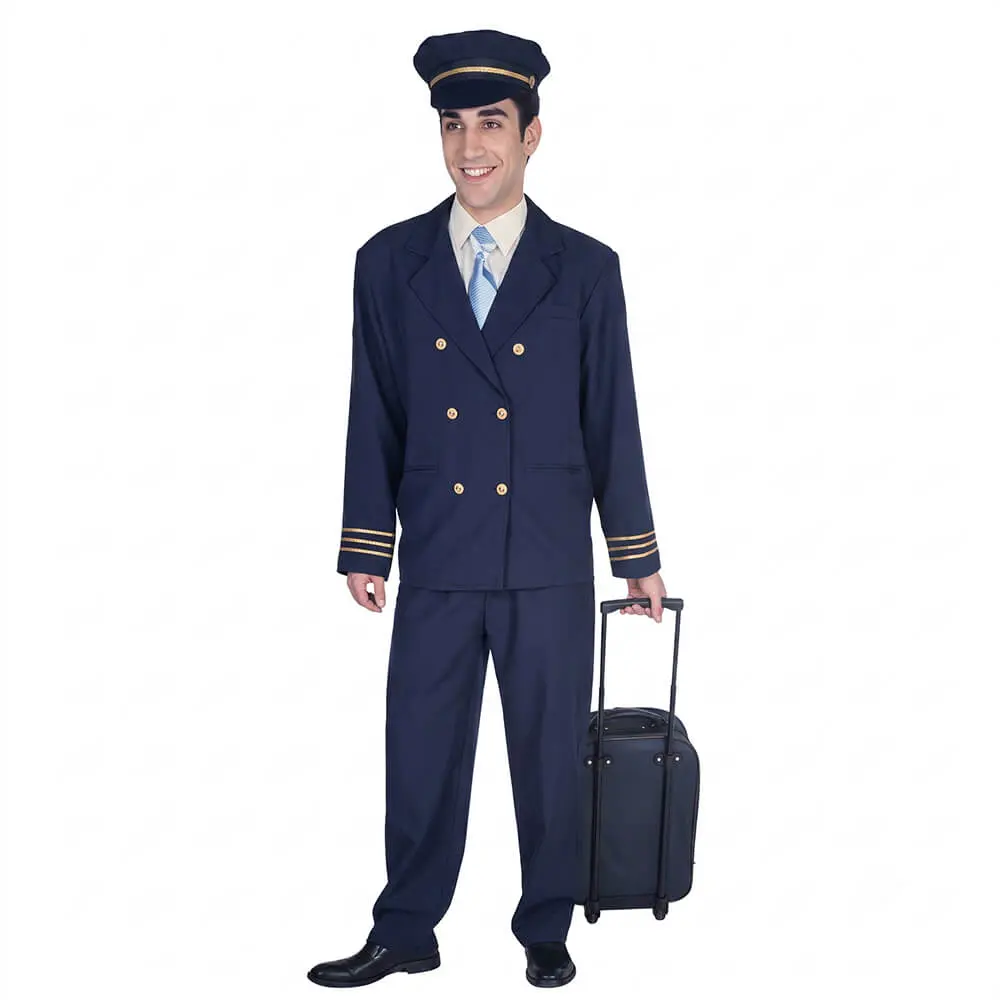 Hombre sonriendo de frente sosteniendo una maleta de mano tipo trolley de cabina negra y luciendo el disfraz de piloto comercial de avión para adulto compuesto por americana cruzada azul marino con botones y galones dorados, camisa crema, corbata de rayas, pantalón de vestir y gorra con cordón dorado de la tienda Disfraces Lucero.