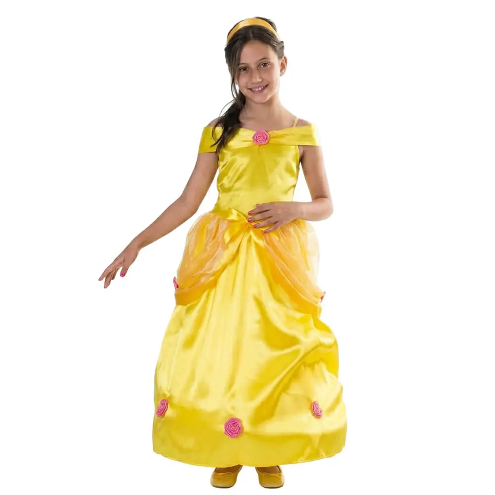 Niña con el disfraz de la Princesa Bella, vestido largo amarillo satinado con falda de tul y detalles de gala, disponible en Disfraces Lucero Madrid.
