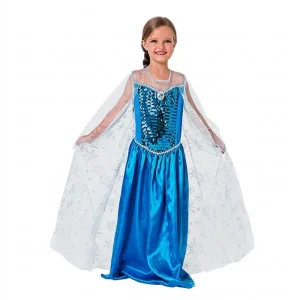 Niña sonriente posando con un disfraz de princesa de hielo infantil que consta de un vestido largo azul satinado con corpiño de lentejuelas brillantes y una capa de tul transparente decorada con copos de nieve, de Disfraces Lucero.