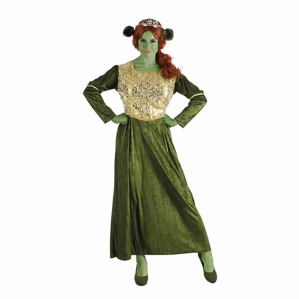 Mujer de frente posando con los brazos en jarras luciendo el disfraz de ogresa adulto compuesto por vestido largo de terciopelo verde con pecho brocado dorado y diadema con orejas de la tienda Disfraces Lucero.