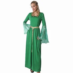 Mujer de frente posando con una mano en la cadera luciendo el disfraz de princesa medieval verde para adulto compuesto por un vestido largo verde esmeralda con mangas acampanadas de gasa y cinturón dorado de la tienda Disfraces Lucero.
