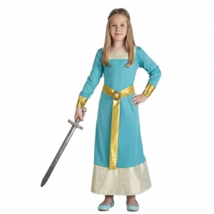 Niña de frente sonriendo sosteniendo una espada de juguete y luciendo el disfraz de princesa medieval infantil compuesto por vestido largo de color azul turquesa con detalles de brocado dorado y cinturón metalizado de la tienda Disfraces Lucero.