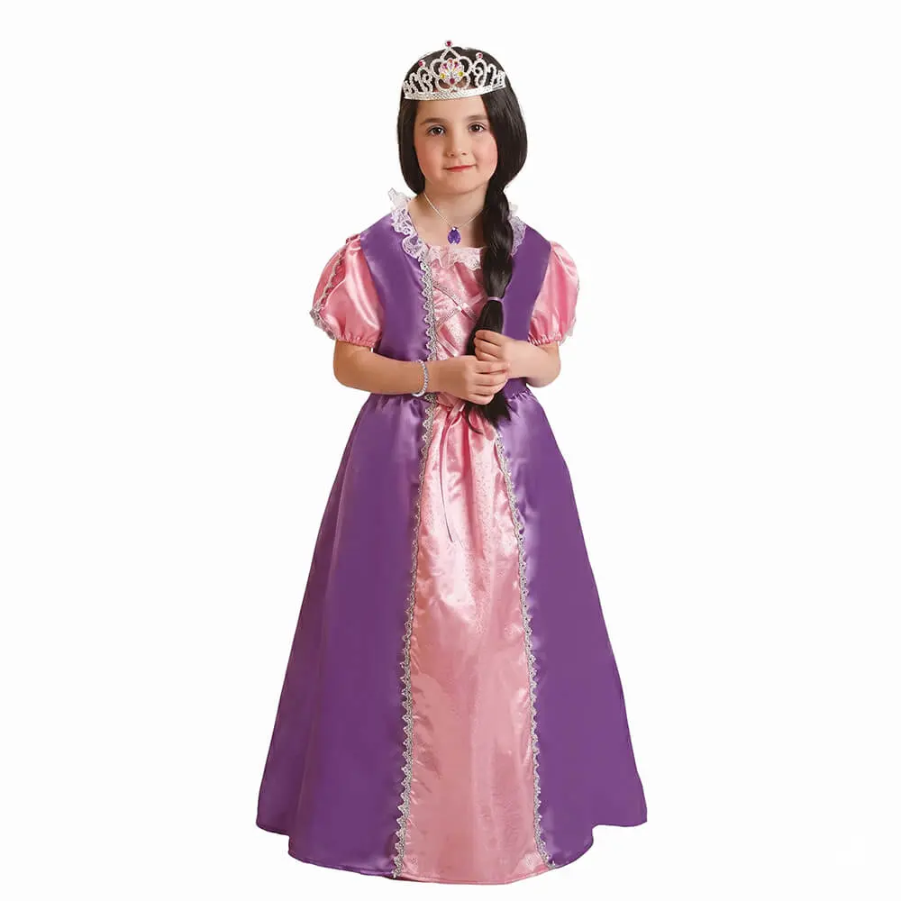 Niña luciendo el vestido de princesa morada con detalles brillantes de la tienda Disfraces Lucero.