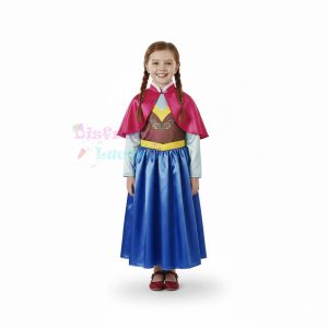 Niña con el disfraz de Princesa Ana compuesto por vestido azul y negro con capa rosa de estilo nórdico.