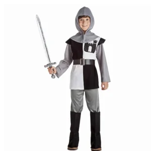 Niño de frente posando sonriente luciendo el disfraz de caballero medieval blanco y negro infantil compuesto por túnica con cruz heráldica, pantalón, capucha, cinturón y cubrebotas de la tienda Disfraces Lucero.