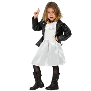 Niña posando con disfraz de Muñeca Asesina infantil compuesto por cazadora biker negra, vestido blanco y gargantilla de Disfraces Lucero.