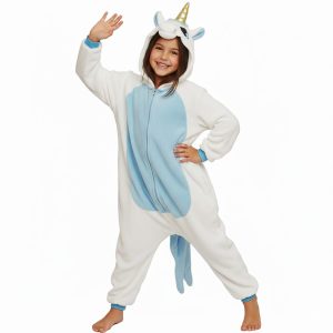 Niña o niño con disfraz de unicornio blanco y azul claro tipo pijama con capucha y cuerno.
