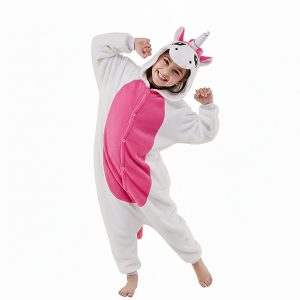 Niño o niña con disfraz de unicornio blanco y fucsia tipo mono suave con capucha y cuerno mágico.