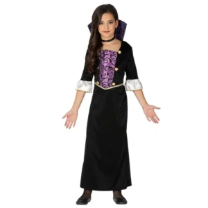 Niña posando con disfraz de Vampiresa Lila infantil con vestido largo negro, pechera morada de arabescos y cuello alto de Disfraces Lucero.