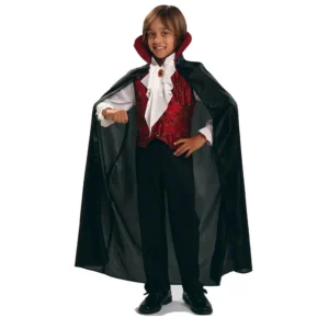 Niño posando con disfraz de Vampiro infantil con chaleco rojo, chorrera blanca, pantalón negro y capa de Disfraces Lucero.