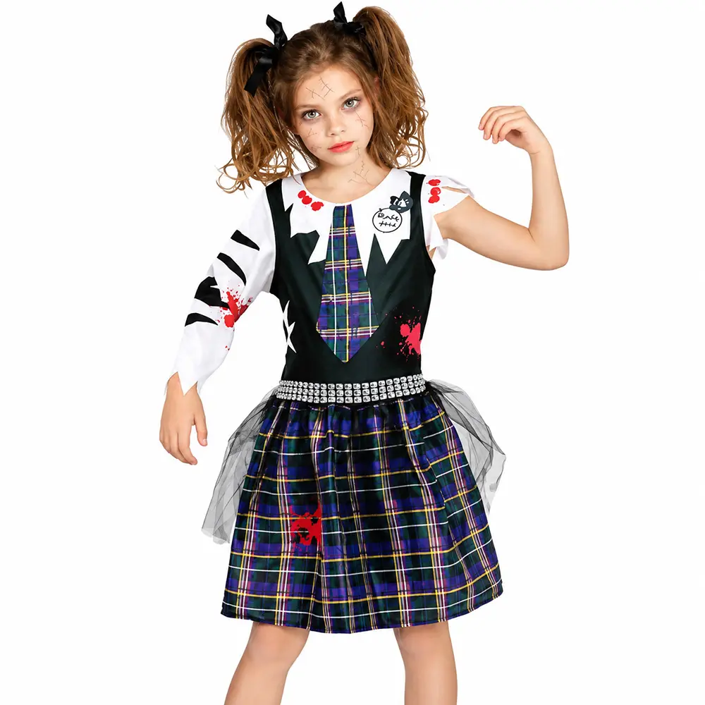 Niña posando con disfraz de Niña Zombie Escolar compuesto por vestido asimétrico con falda a cuadros y manchas de sangre de Disfraces Lucero.