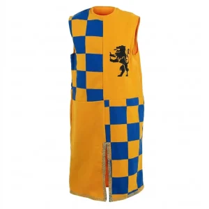 Hombre luciendo la túnica o sobrevesta medieval amarilla con el dibujo de un león heráldico en el pecho de Disfraces Lucero.