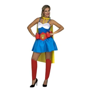 Mujer sonriendo de frente con las manos en las caderas luciendo el disfraz de Beer Woman adulto compuesto por vestido azul y blanco, capa amarilla, polainas rojas y cinturón rojo portabotes con el logo Beer Girl de la tienda Disfraces Lucero.