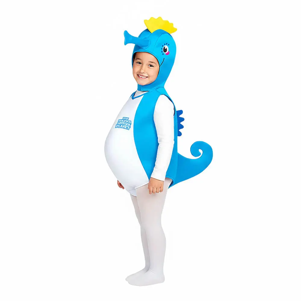 Niño con disfraz de caballito de mar de color azul y blanco con cola acolchada y gorro a juego.