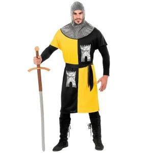 Hombre con barba posando de frente con una espada luciendo el disfraz de guerrero medieval adulto en color amarillo y negro de la tienda Disfraces Lucero.