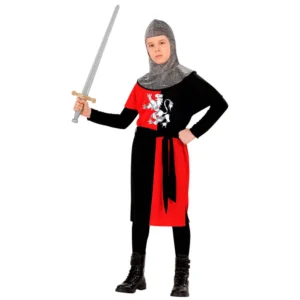 Niño de frente con expresión seria sosteniendo una espada de juguete y luciendo el disfraz de guerrero medieval infantil compuesto por túnica bicolor roja y negra con un león plateado, cinturón negro y capucha de cota de malla de la tienda Disfraces Lucero.