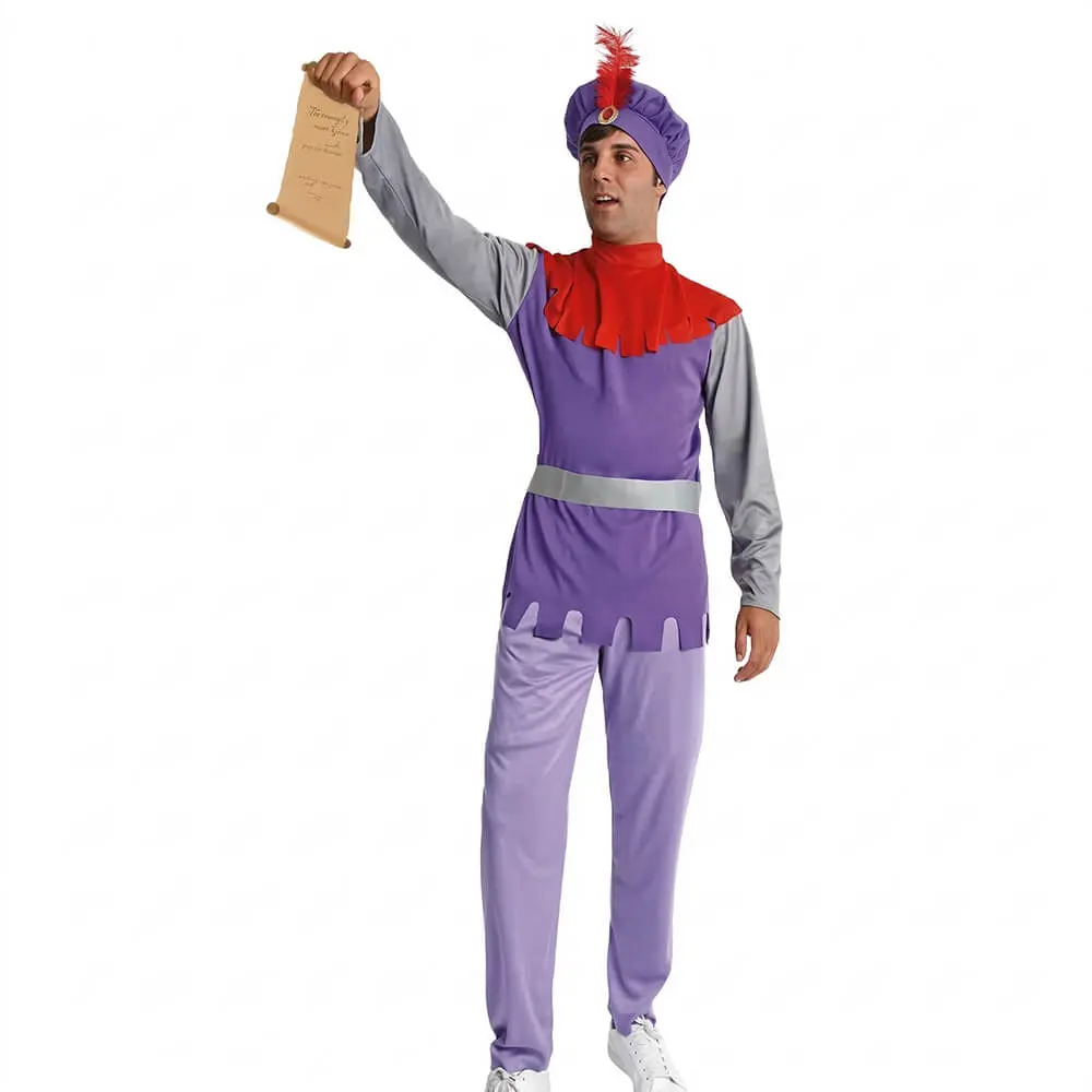 Hombre vestido con el traje de mensajero medieval de Disfraces Lucero, con escudo de león en el pecho, gorro y cinturón.