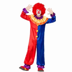 Modelo posando de frente con el disfraz de payaso de la tienda Disfraces Lucero compuesto por un mono entero de raso satinado de color rojo y azul brillante con pompones amarillos, puños morados fruncidos y un gran cuello tricolor plisado, ambientado en sus dos versiones: a la izquierda, la versión diabólica para Halloween con máscara terrorífica, peluca calva con pelo rojo y un gran martillo verde ensangrentado de juguete
