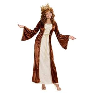 Mujer de frente sonriendo con los brazos extendidos luciendo el disfraz de princesa medieval adulto con vestido de terciopelo marrón chocolate, panel crema con lazada de corsé dorada, collar plano y corona de reina con gemas rojas de la tienda Disfraces Lucero.