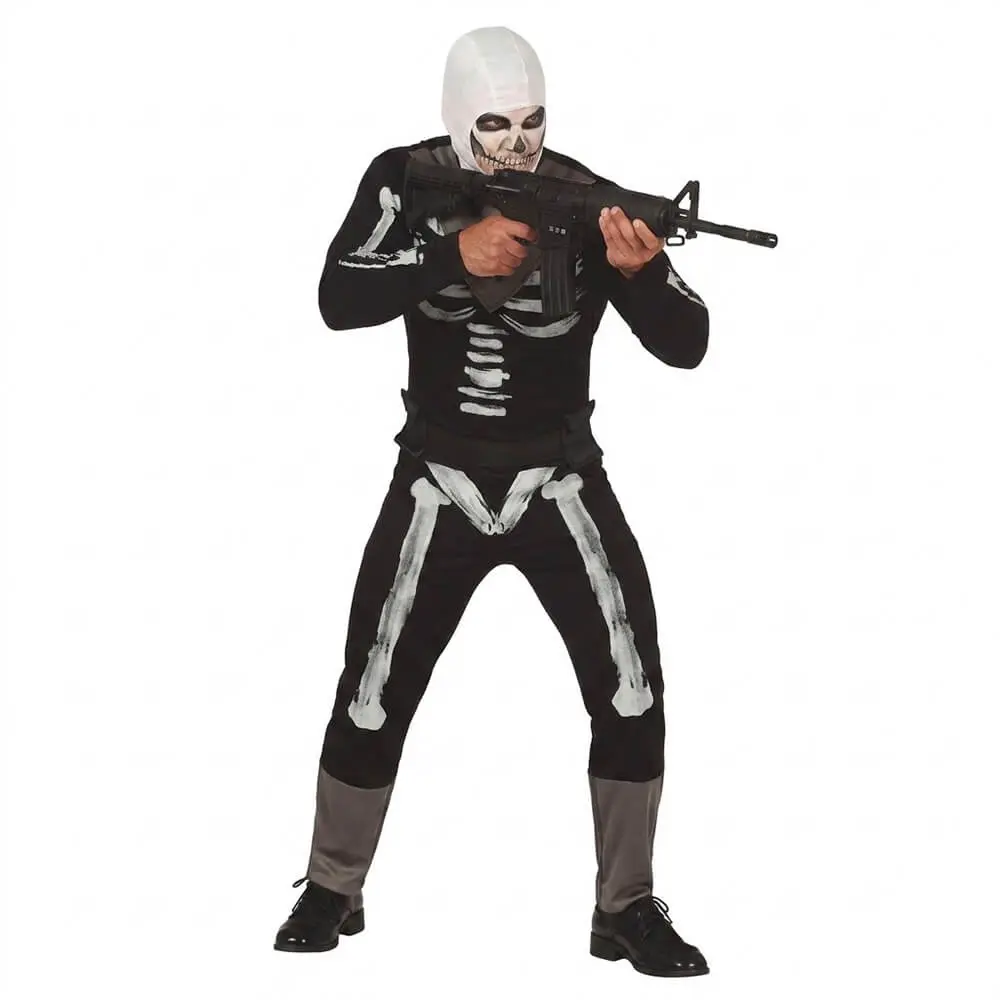 Hombre posando con disfraz de Soldado Esqueleto táctico militar con estampado de huesos y capucha de calavera de Disfraces Lucero.