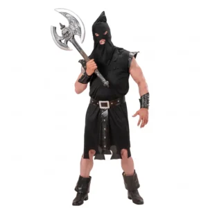 Hombre de frente posando con los brazos cruzados sosteniendo un hacha de juguete de doble filo luciendo el disfraz de verdugo medieval adulto con túnica y capucha negras, cinturón y puños de color gris plateado de la tienda Disfraces Lucero.