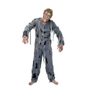 Hombre posando encorvado con disfraz de Zombie adulto con camisa y pantalón grises desgarrados en harapos de Disfraces Lucero.