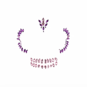 Maquillaje con joyas faciales adhesivas en tono lila y rosa para disfraz de calavera o Catrina de Halloween