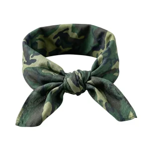 Pañuelo militar cuadrado de 54 cm con estampado de camuflaje boscoso doblado en diagonal sobre un fondo neutro, de la tienda Disfraces Lucero.