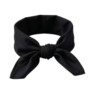 Pañuelo liso de 54 cm en color negro intenso anudado con un lazo central sobre un fondo blanco, de la tienda Disfraces Lucero en Madrid.