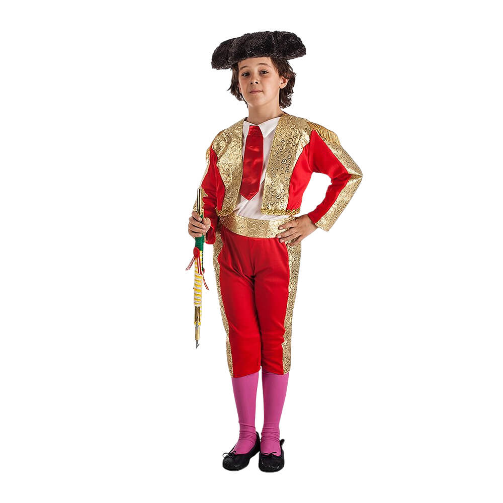 Niño vestido con el disfraz de torero rojo y dorado de Disfraces Lucero, incluyendo montera y corbata.
