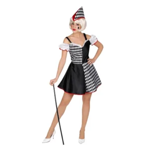 Mujer posando con disfraz de Arlequina con vestido corto de raso en blanco y negro con gorro de cascabel de Disfraces Lucero.