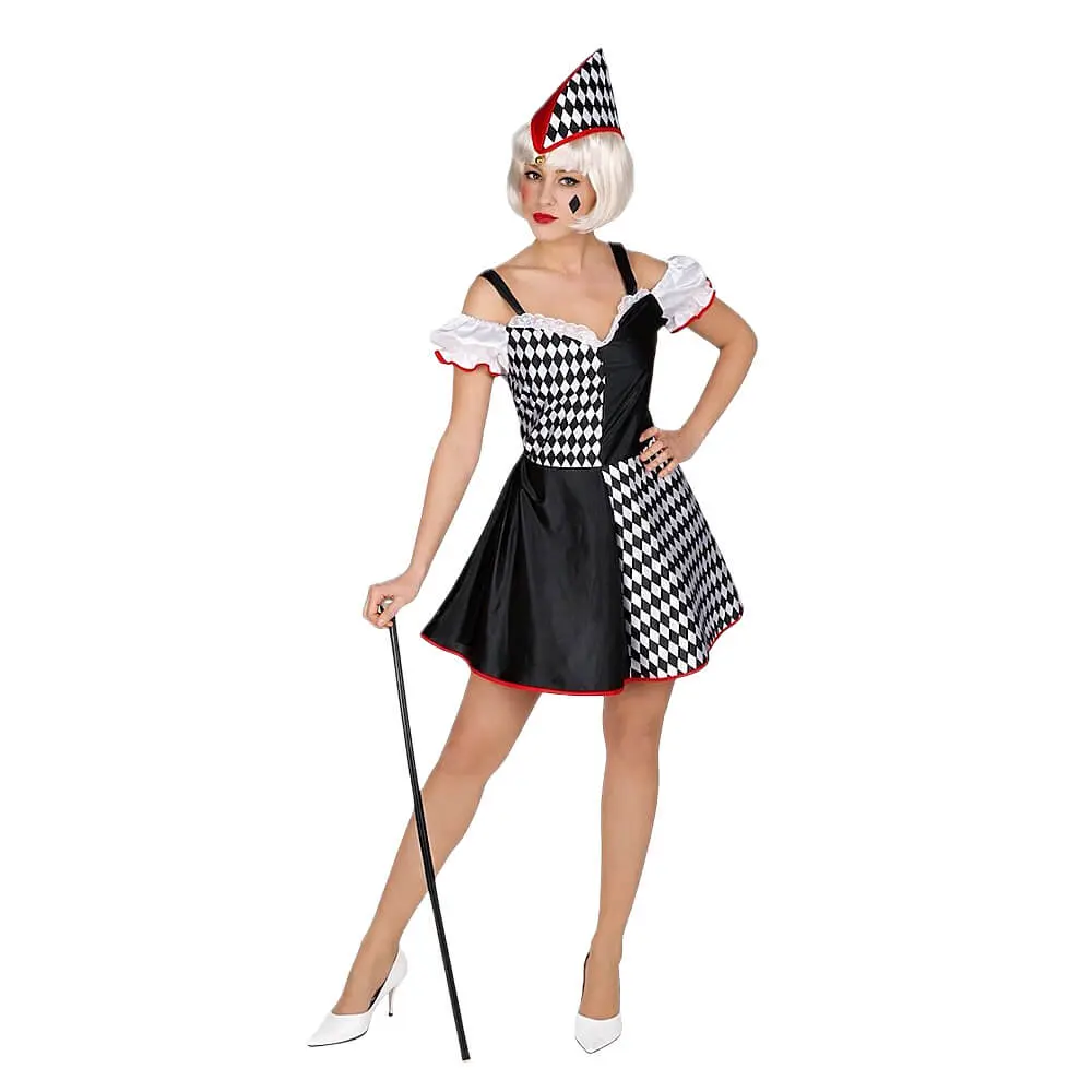 Mujer posando con disfraz de Arlequina con vestido corto de raso en blanco y negro con gorro de cascabel de Disfraces Lucero.