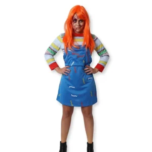 Mujer posando con disfraz de Muñeca Asesina adulto compuesto por peto azul y camiseta a rayas de Disfraces Lucero.