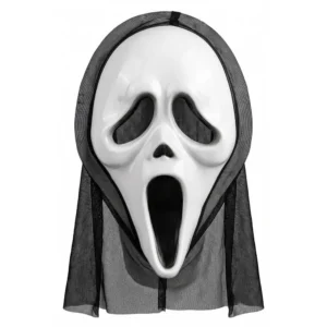 Máscara de Scream de plástico fino de frente sobre fondo blanco con un rostro blanco brillante, ojos y boca alargados con detalles de rejilla de color negro y una capucha de tela negra translúcida de la tienda Disfraces Lucero.