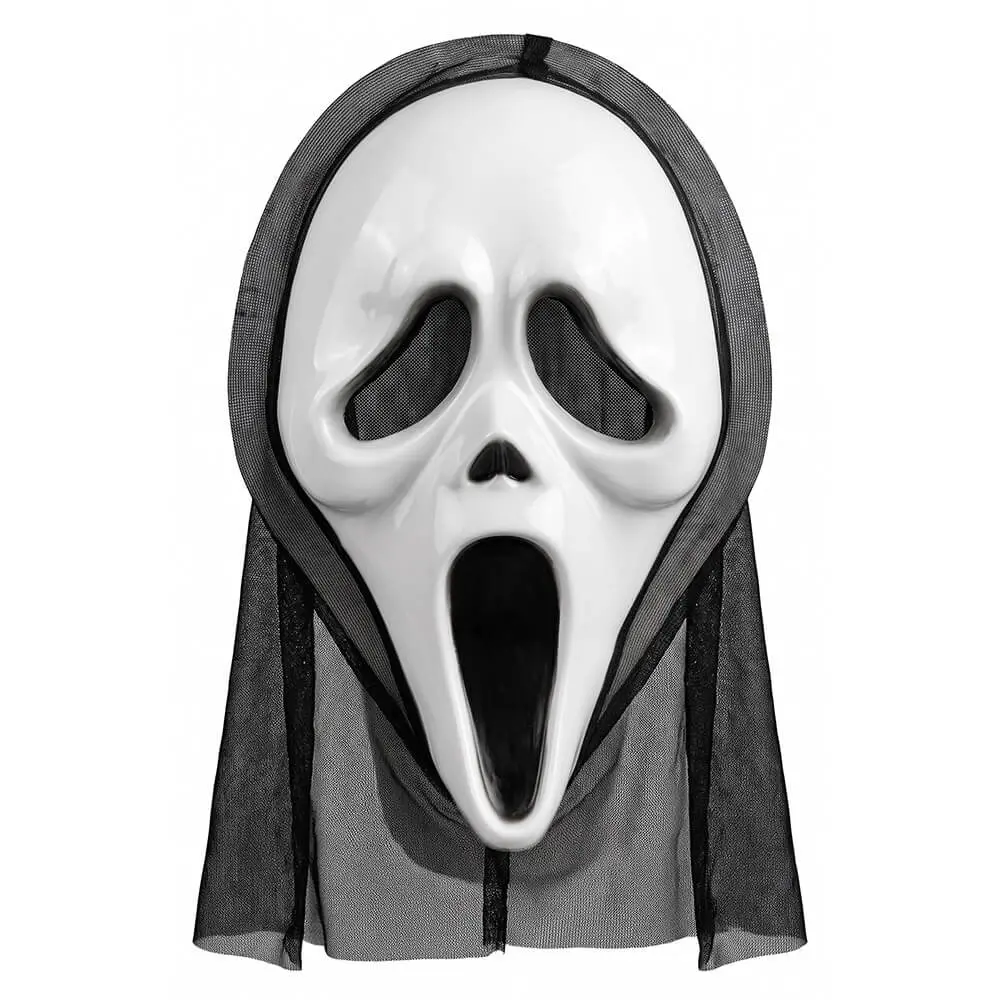 Máscara de Scream de plástico fino de frente sobre fondo blanco con un rostro blanco brillante, ojos y boca alargados con detalles de rejilla de color negro y una capucha de tela negra translúcida de la tienda Disfraces Lucero.