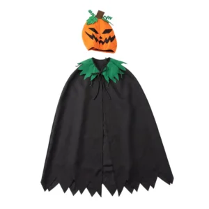 Carcasa de disfraz compuesta por una capa negra con cuello de picos verde y bajo troquelado junto a una capucha naranja independiente con cara de calabaza sonriente y hojas verdes de la tienda Disfraces Lucero.