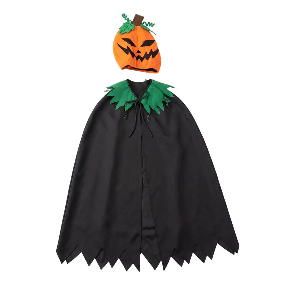 Carcasa de disfraz compuesta por una capa negra con cuello de picos verde y bajo troquelado junto a una capucha naranja independiente con cara de calabaza sonriente y hojas verdes de la tienda Disfraces Lucero.