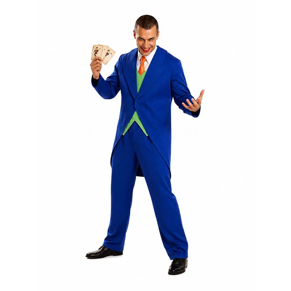 Hombre posando con cartas en la mano luciendo disfraz de Payaso Malvado estilo Joker con levita azul y chaleco verde de Disfraces Lucero
