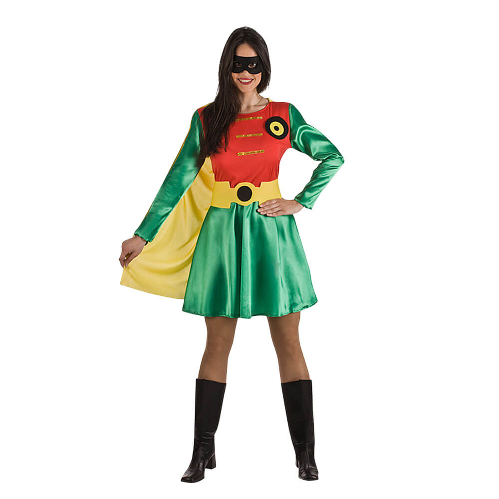 Mujer con disfraz de Robina en colores rojo y verde con capa amarilla y cinturón dorado.