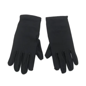 Guantes cortos infantiles negros sobre fondo blanco