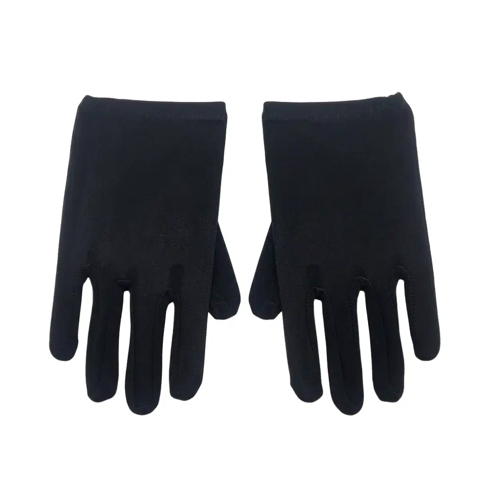 Guantes cortos infantiles negros medianos sobre fondo blanco