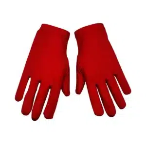 Guantes cortos infantiles rojos pequeños sobre fondo blanco