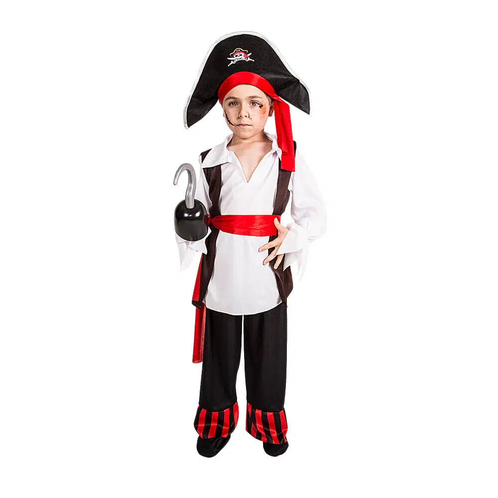 Niño posando con disfraz de pirata infantil de Disfraces Lucero, que incluye sombrero tricornio con calavera, camisa blanca con chaleco marrón, fajín rojo y pantalón negro con rayas rojas y negras en el bajo. (No incluye gancho).