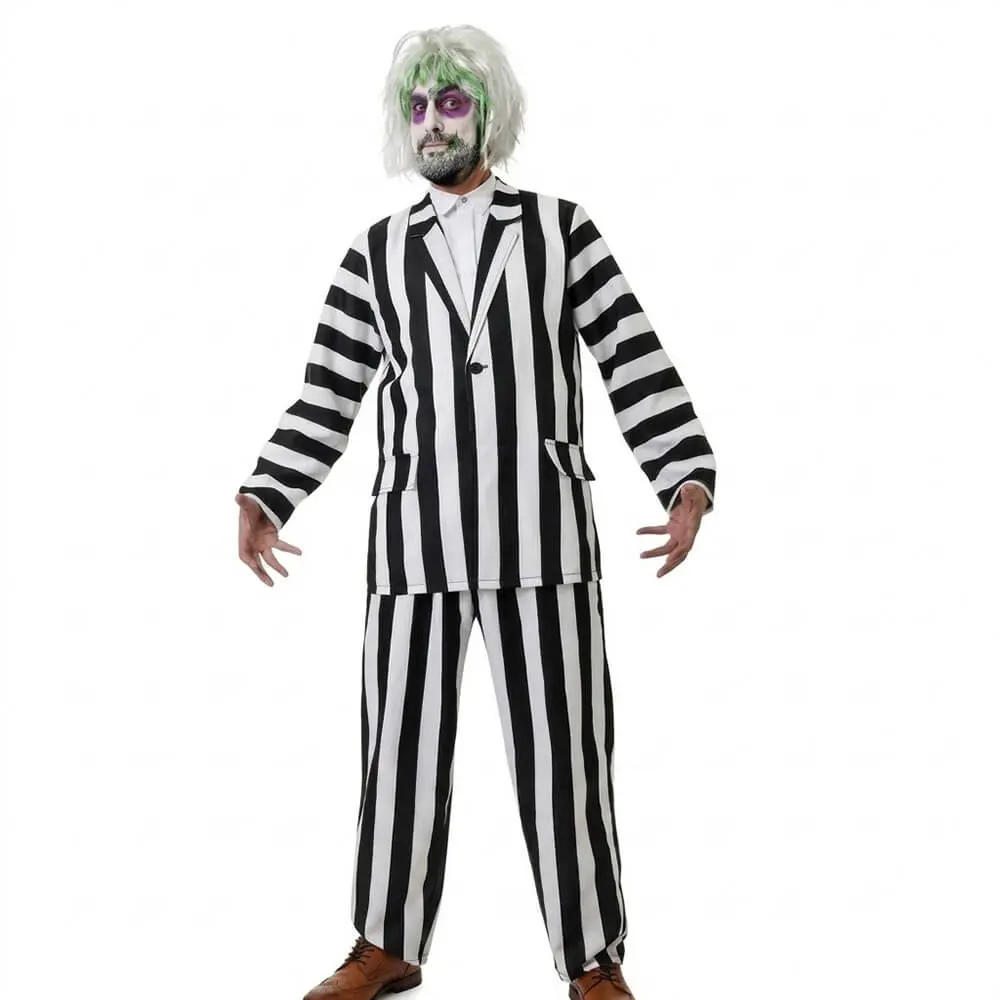 Hombre posando con disfraz de Beetlejuice compuesto por chaqueta y pantalón de rayas en blanco y negro de Disfraces Lucero.