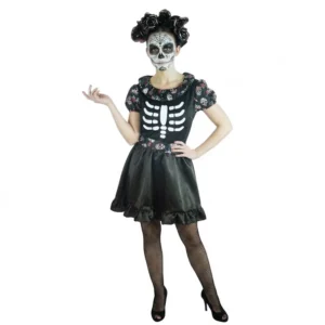 Mujer posando con disfraz de Catrina Día de los Muertos con vestido corto de esqueleto y cinturón floral de Disfraces Lucero.