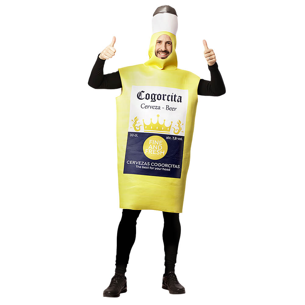 Persona con un disfraz de espuma de cerveza en forma de jarra de color amarillo y blanco.