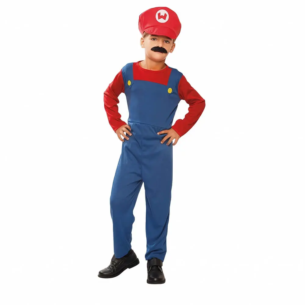 Niño vestido con el disfraz de fontanero rojo y azul de Disfraces Lucero, inspirado en personajes de videojuegos clásicos.