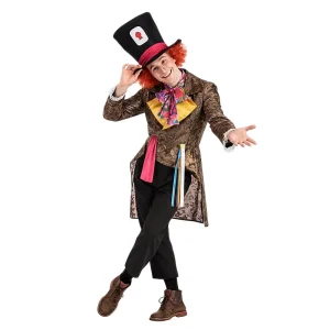 Hombre con disfraz de sombrerero loco con chaqueta colorida, lazo grande al cuello y sombrero de copa alto.