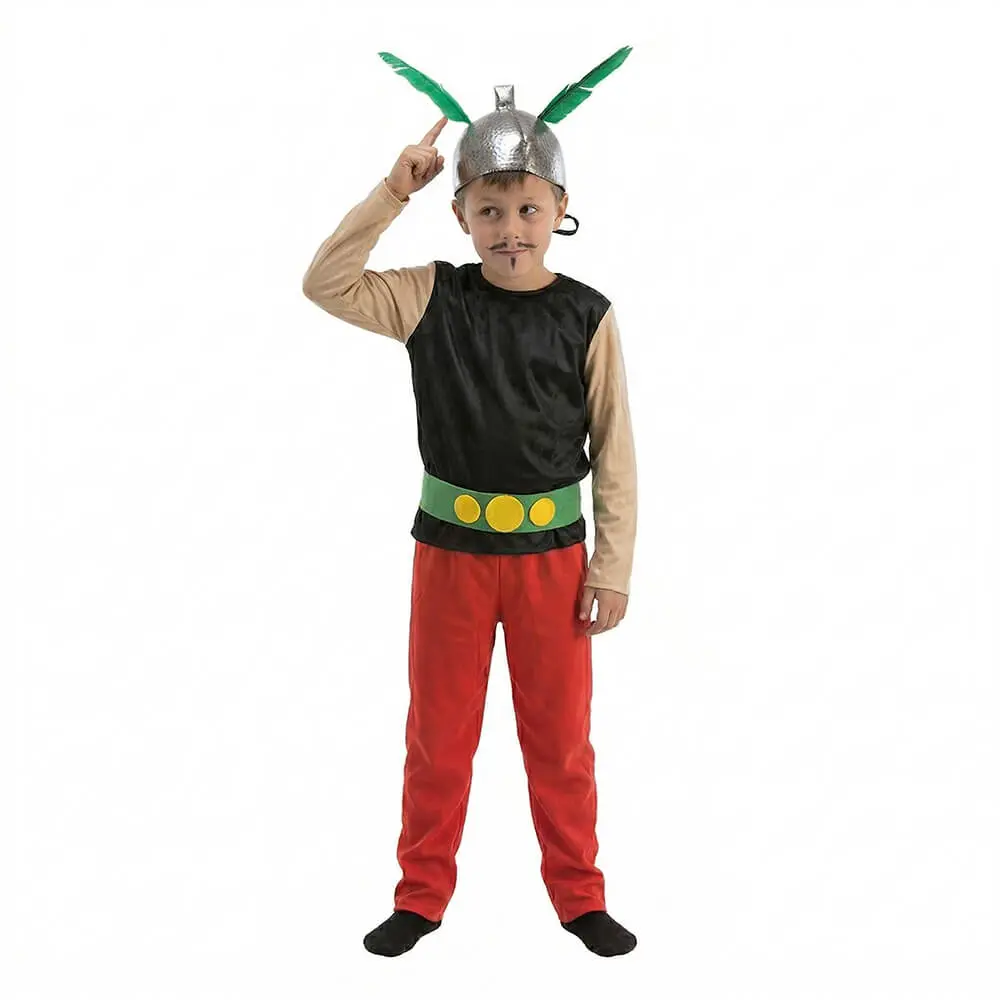Niño vestido con el disfraz de galo guerrero de Disfraces Lucero, con pantalón rojo, camisa negra y casco con alas.