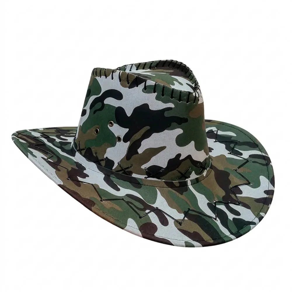 Sombrero de cowboy para adulto con estampado de camuflaje militar verde y marrón, detalle de costuras negras y cordón ajustable sobre una mesa de madera, de Disfraces Lucero Madrid.